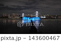 彩虹橋和噴泉的夜景 143600467