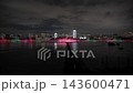 彩虹橋和噴泉的夜景 143600471