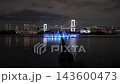 彩虹橋和噴泉的夜景 143600473