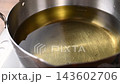 鶏の唐揚げ調理中 143602706