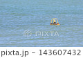海に浮かぶブイ 143607432