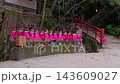 赤い前掛けの地蔵と朱色の橋 森の中の寺 143609027