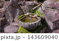 竹筒から水が注ぐ石の手水鉢 柄杓と苔 143609040