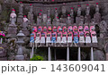ずらりと並ぶ地蔵と前掛け 寺の境内の千体地蔵 143609041