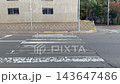 白線が劣化した道路の横断歩道を歩いて渡る一人称視点の風景 143647486