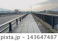 橋の歩道を歩く一人称視点の風景 143647487