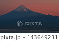 黎明前的富士山，從靜岡縣伊豆市伊豆山脊步道上的達摩山高原休息站的觀景台上眺望。 143649231