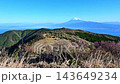 從伊豆半島伊豆山脊步道上的金冠山頂眺望富士山。 143649234
