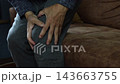 膝を痛めた中年男性 143663755