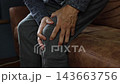 膝を痛めた中年男性 143663756