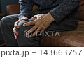 膝を痛めた中年男性 143663757
