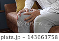 膝を痛めた中年男性 143663758