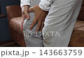 膝を痛めた中年男性 143663759