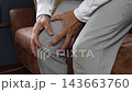 膝を痛めた中年男性 143663760