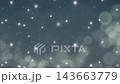 雪降る夜の空と光の帯のフレーム。幻想的なクリスマス向け水彩ループアニメーション。 143663779