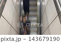 日本 東京 エスカレーターに乗って移動する人々の俯瞰 (タイムラプス撮影) 143679190