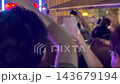 日本 野外の夏祭りフェスの風景 音楽に合わせて体を揺らす人々 143679194