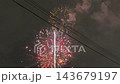 日本 東京 隅田川花火大会 スカイツリーと打ち上げ花火 143679197
