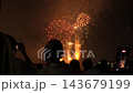 日本 東京 葛飾納涼花火大会 打ち上げ花火を見る人々 143679199