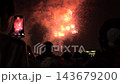 日本 東京 葛飾納涼花火大会 打ち上げ花火を見る人々 143679200
