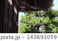 在歷史悠久的日本傳統寺廟的屋簷下，在鬱鬱蔥蔥、美麗的松樹林中。 143691059