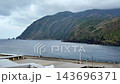 客船ターミナルから眺める八丈島の底土港 143696371