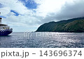 波静かな八丈島の底土港に到着した旅客船 143696374