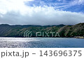 客船ターミナルから眺める八丈島の底土港 143696375