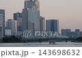 【東京・隅田川】夕暮れの屋形船とタワーマンション　〓拡大 143698632