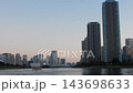 【東京・隅田川】夕暮れの屋形船とタワーマンション　〓拡大 143698633