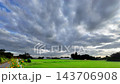 (タイムラプス)田んぼに流れる雲のドラマチックな風景 143706908