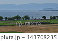 初夏の琵琶湖を背景に走る225系新快速 （北陸本線 田村～長浜, 2026年5月） 143708235