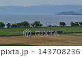 初夏の琵琶湖を背景に走る223系新快速 （北陸本線 田村～長浜, 2026年5月） 143708236