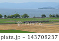 初夏の琵琶湖を背景に走る223系新快速 （北陸本線 田村～長浜, 2026年5月） 143708237