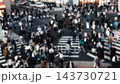 背景影片顯示，人們正走過大阪梅田的一個十字路口，但鏡頭模糊不清。 143730721
