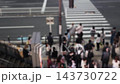 背景影片顯示，人們正走過大阪梅田的一個十字路口，但鏡頭模糊不清。 143730722