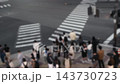背景影片顯示，人們正走過大阪梅田的一個十字路口，但鏡頭模糊不清。 143730723