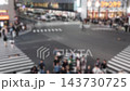 背景影片顯示，人們正走過大阪梅田的一個十字路口，但鏡頭模糊不清。 143730725