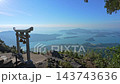 從熊本縣天草市的“倉岳神社”，透過其高聳入雲的鳥居，可以欣賞到八代海和美麗的天草群島的壯麗景色。 143743636
