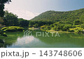 香川県高松市の栗林公園　池と松の木が美しい日本庭園と緑豊かな山の風景 143748606