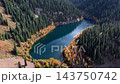 從空中俯瞰金迪湖，可以看到廣闊的崎嶇森林山谷和秋色斑斕的湖岸。 143750742
