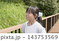 公園の歩道を歩く日本人の少女 143753569
