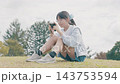 コンデジで日常の風景を撮影する日本人の少女　写真を楽しむ様子 143753594