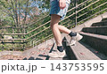 公園の階段を下りる日本人の少女　足元を捉えた日常風景　スローモーション 143753595