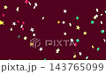 五彩繽紛的星形像噴泉般舞動－一幅聖誕景象 143765099