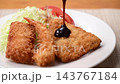 ミックスフライにソースをかける 143767184