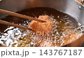 エビカツ調理中 143767187