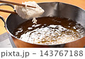 エビカツ調理中 143767188