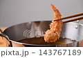 エビフライ調理中 143767189