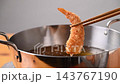 エビフライ調理中 143767190